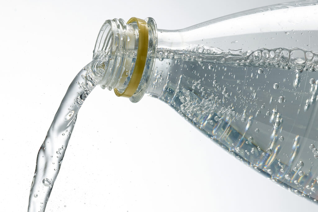 Газированная вода льется из бутылки
