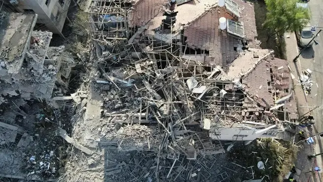 Последствия одной из атак по Израилю | Источник: Ariel Schalit / AP Photo