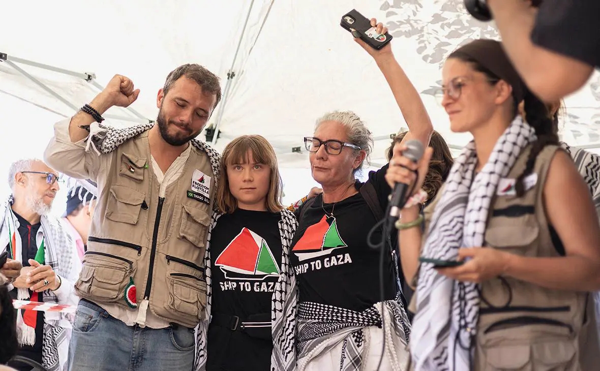 Грета Тунберг с частью экипажа судна Madleen во время пресс-конференции до отплытия в Газу, Сан-Джованни-Ли, Италия, 1 июня 2025 года (Enriquez / ROPI / Zuma / ТАСС)