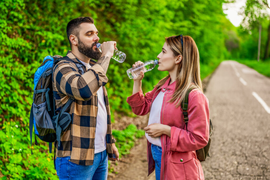 Люди пьют воду на природе