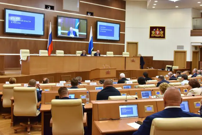 Людмила Бабушкина и Павел Крашенинников обсуждают будущее Свердловска-0