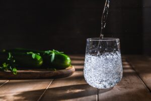 Минеральная вода льётся в бокал