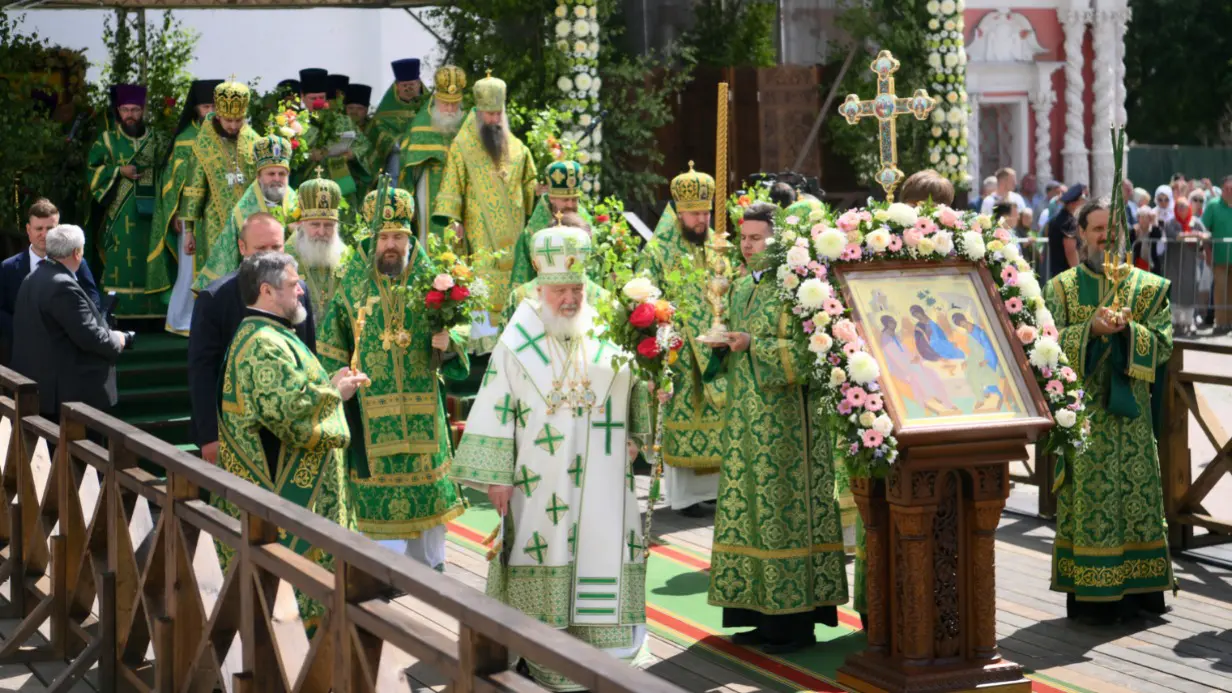 Патриарх Московский и всея Руси Кирилл (в центре на переднем плане) на богослужении в праздник Святой Троицы в Свято-Троицкой Сергиевой лавре
