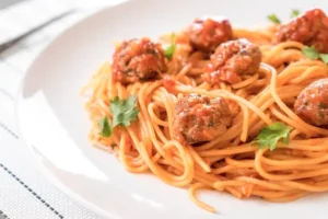 reczept spagetti s frikadelkami sochetaet tradiczii i sovremennost-lessontime-ru-0