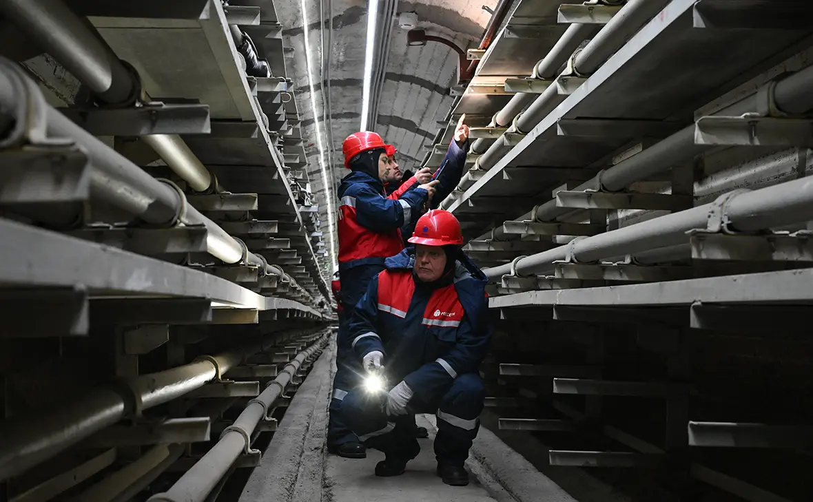 Специалисты ПАО Россети осматривают энергетический коммуникационный коллектор (Максим Блинов / РИА Новости)