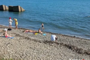 В Сочи открывается сезон на пляже Мацеста во время солнечных дней v sochi otkryvaetsya sezon na plyazhe maczesta vo vremya solnechnyh dnej-lessontime-ru-0