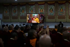 dalajlama tenzin gyaczo obsuzhdaet budushhee instituta i reakcziyu kitaya-lessontime-ru-0