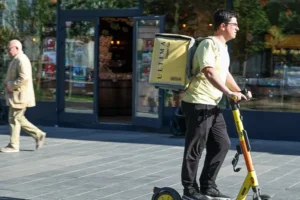 Антон Орлов предложил Андрею Никитину новое решение безопасности курьеров anton orlov predlozhil andreyu nikitinu novoe reshenie bezopasnosti kurerov-lessontime-ru-0