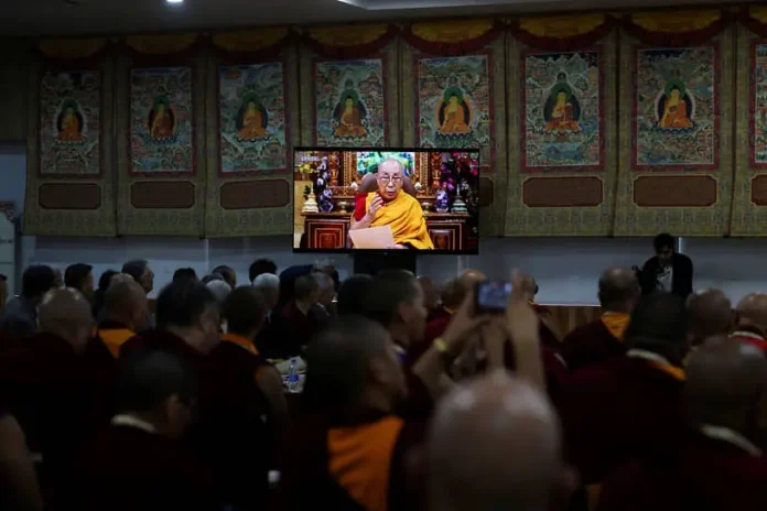 dalajlama tenzin gyaczo obsuzhdaet budushhee instituta i reakcziyu kitaya-lessontime-ru-0