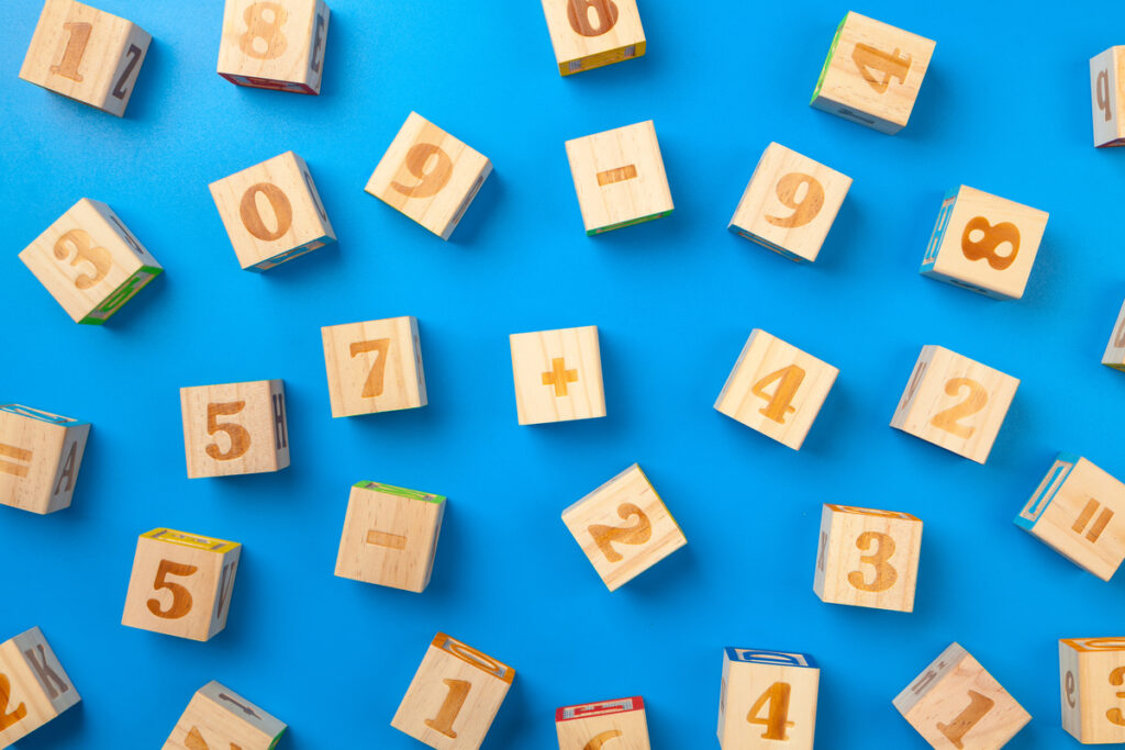Деревянные кубики с цифрами