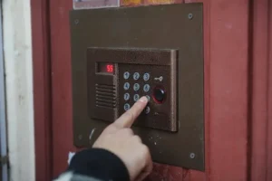 Даниил Бориславский и Staffcop объясняют, как распознать обман с домофонами daniil borislavskij i obyasnyayut kak raspoznat obman s domofonami-lessontime-ru-0