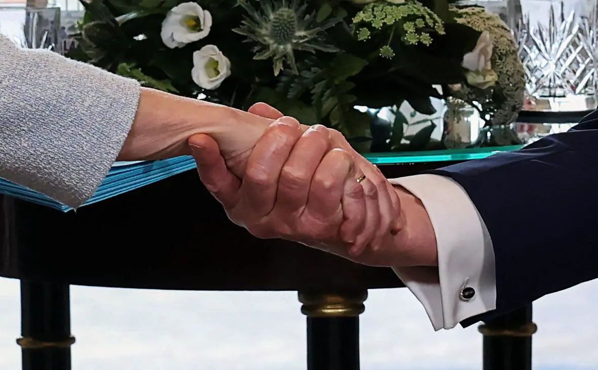 Урсула фон дер Ляйен и Дональд Трамп пожимают друг другу руки после заключения торговой сделки (Evelyn Hockstein / Reuters)