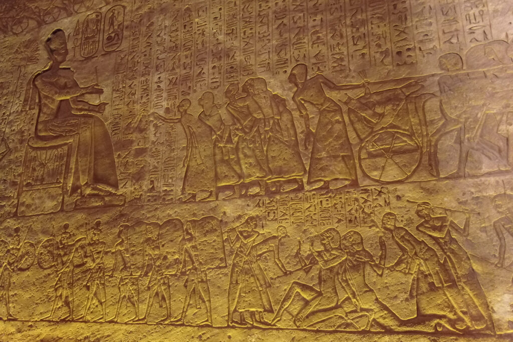 иероглифы, вырезанные на камне древней стены