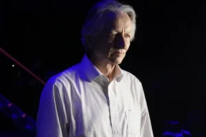 Хинтон и Китай объединяют усилия для создания безопасного будущего в ИИ hinton i kitaj obedinyayut usiliya dlya sozdaniya bezopasnogo budushhego v ii-lessontime-ru-0