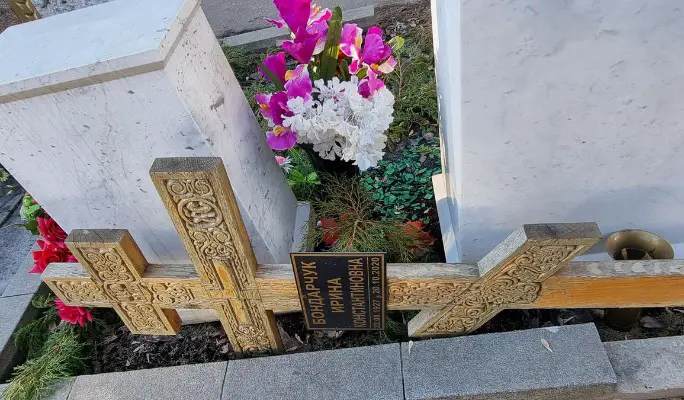 Поваленный крест на могиле Бондарчук напугал пришедших на Новодевичье кладбище