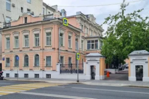 istoricheskomu osobnyaku na bolshoj polyanke prisvoen ohrannyj status kulturnogo naslediya-lessontime-ru-0
