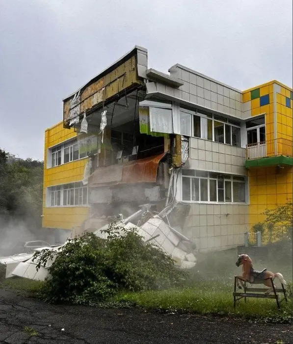 Люди чудом не пострадали в здании, где обвалилась стена | Источник: РИА Новости / Telegram