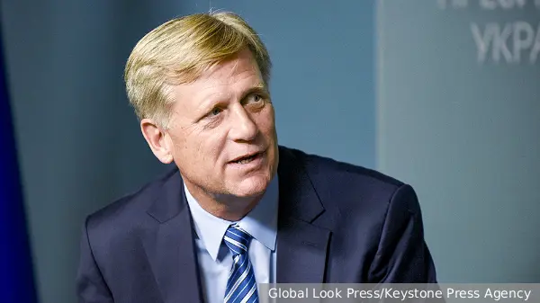 Макфол призвал уехавших из страны россиян отказаться от гражданства РФ