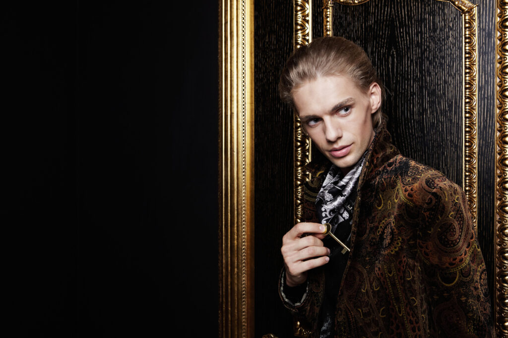 Мужчина с ключом у двери