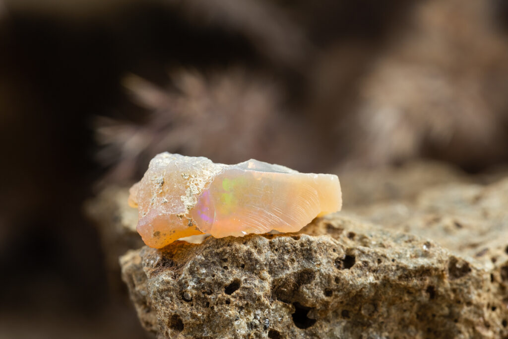 Необработанный необработанный кусок опала