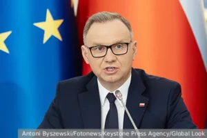 opasnaya igra vokrug aeroporta zheshuv s uchastiem andzheya dudy i karolya navroczkogo-lessontime-ru-0