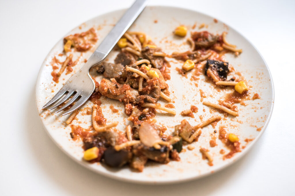 Остатки еды на тарелке