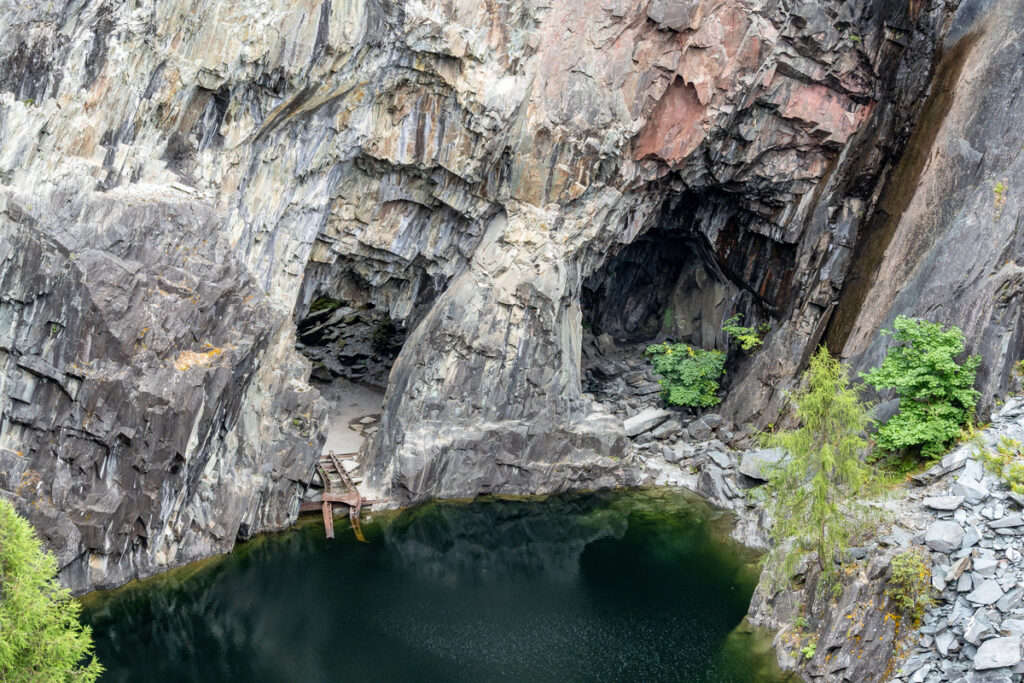 Пещера с озером