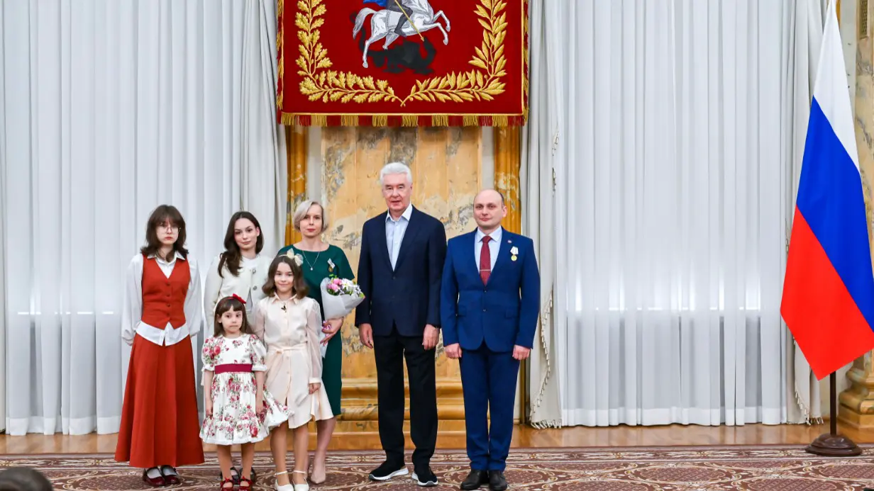 Мэр Москвы Сергей Собянин наградил многодетную семью Волковых. Торжественное награждение многодетных семей прошло в Белом зале столичной мэрии