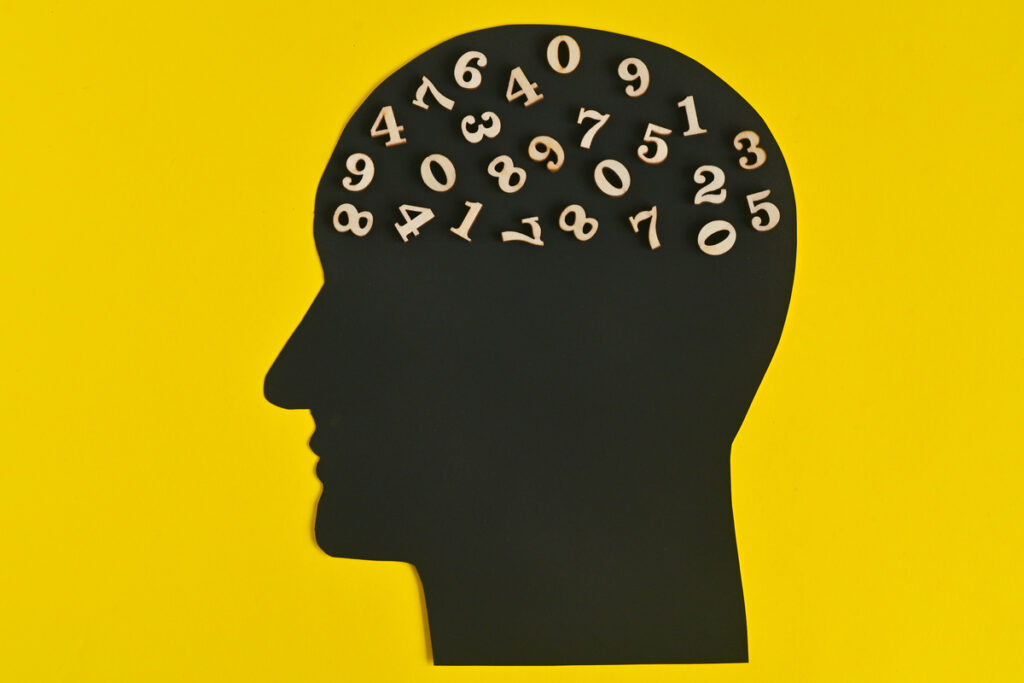 Силуэт мужской головы с цифрами