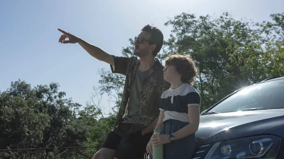 Знакомство отца с сыном-вундеркиндом движется в направлении, знакомом по многим другим фильмам