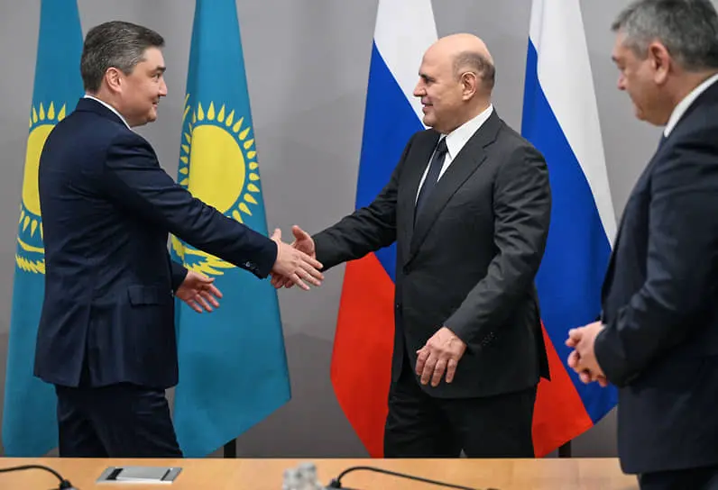 Премьер-министр РФ Михаил Мишустин (справа) и премьер-министр Казахстана Олжас Бектенов
