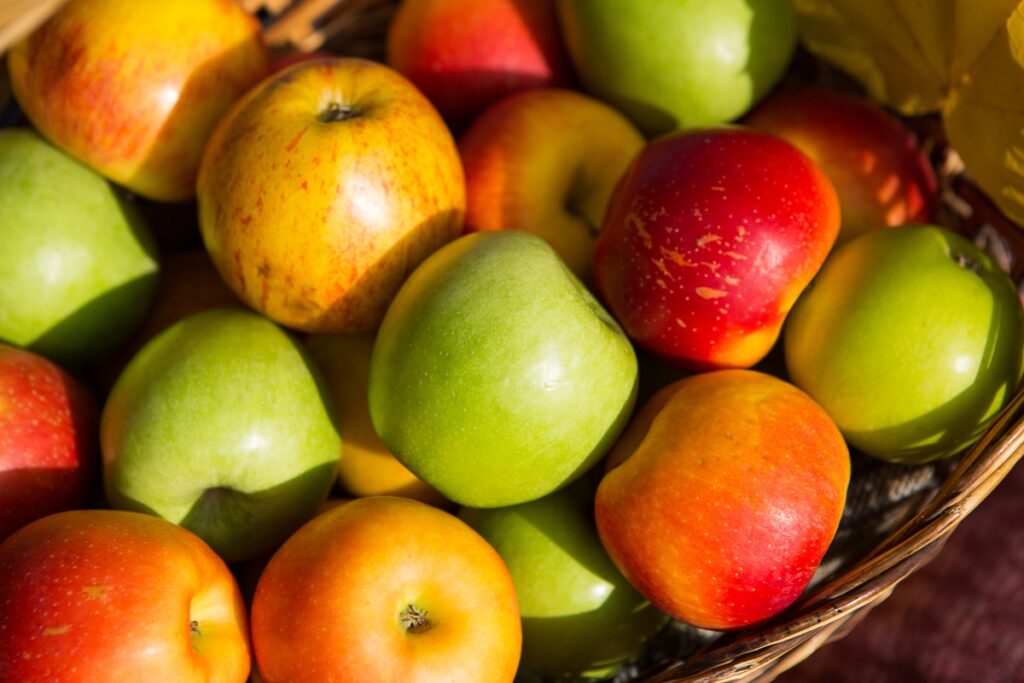 Яблоки в корзине крупным планом