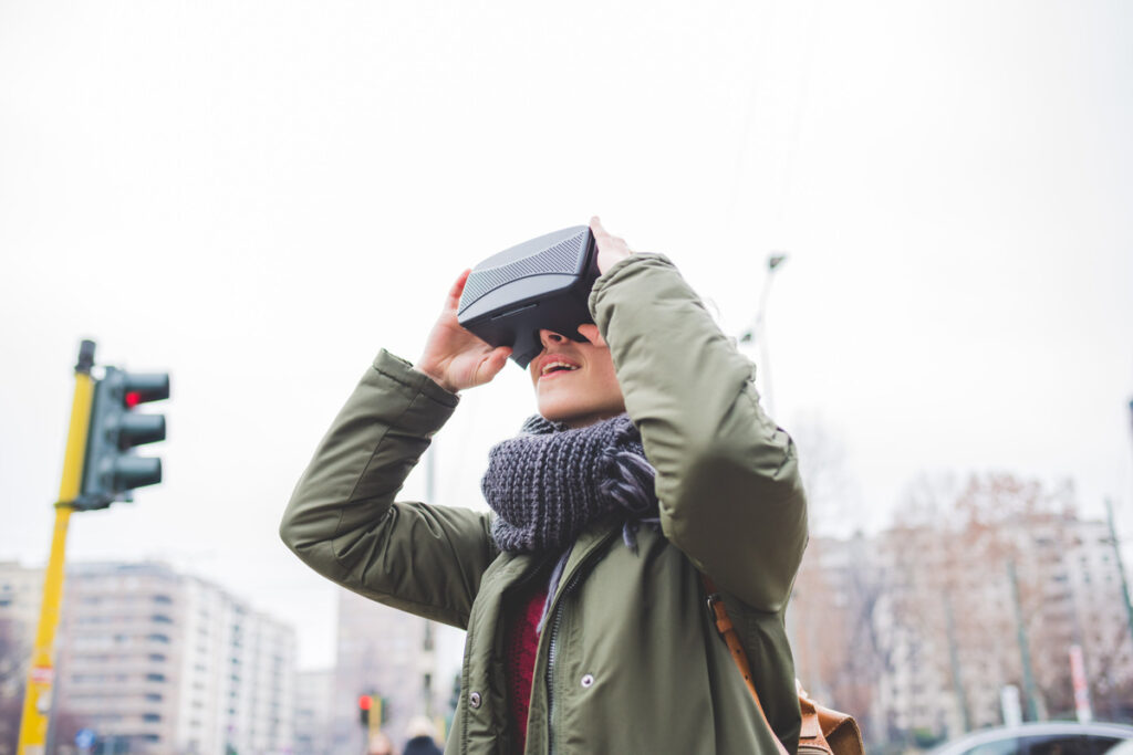 Женщина улице в VR-очках