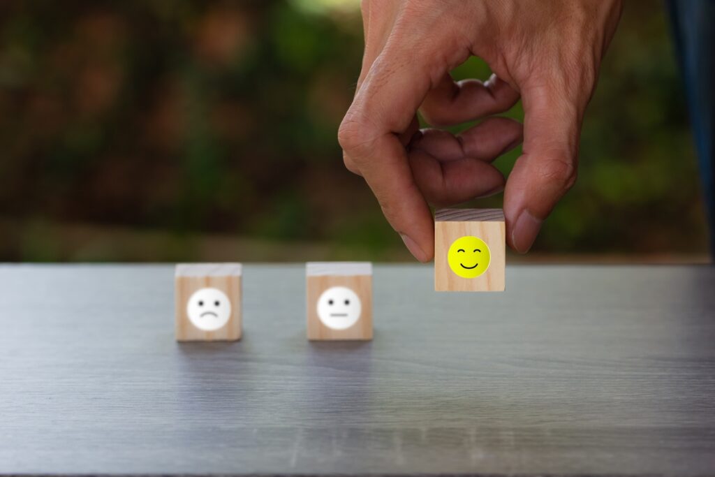 Значок улыбки на деревянном блоке