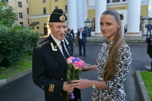 sidelka darya i natalya vyal zabotyatsya o legende ivane krasko-lessontime-ru-0