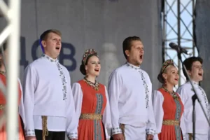 В Екатеринбурге прошел Яркий день народов Среднего Урала в парке Маяковского v ekaterinburge proshel yarkij den narodov srednego urala v parke mayakovskogo-lessontime-ru-0