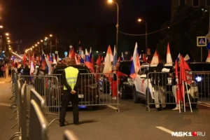 Душевное патриотическое шествие машин в центре Москвы ко Дню флага России dushevnoe patrioticheskoe shestvie mashin v czentre moskvy ko dnyu flaga rossii-lessontime-ru-0