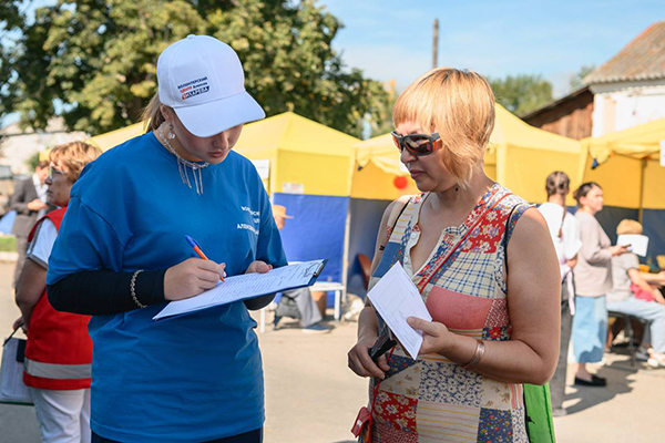 Алексей Вихарев отметил вклад волонтёров в «Городке здоровья»