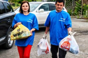 Алексей Вихарев помогает доставить гуманитарный груз в ДНР aleksei viharev gumanitarka0_lessontime