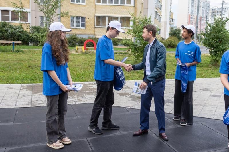 Алексей Вихарев помог ЖК "Калиновский" с благоустройством