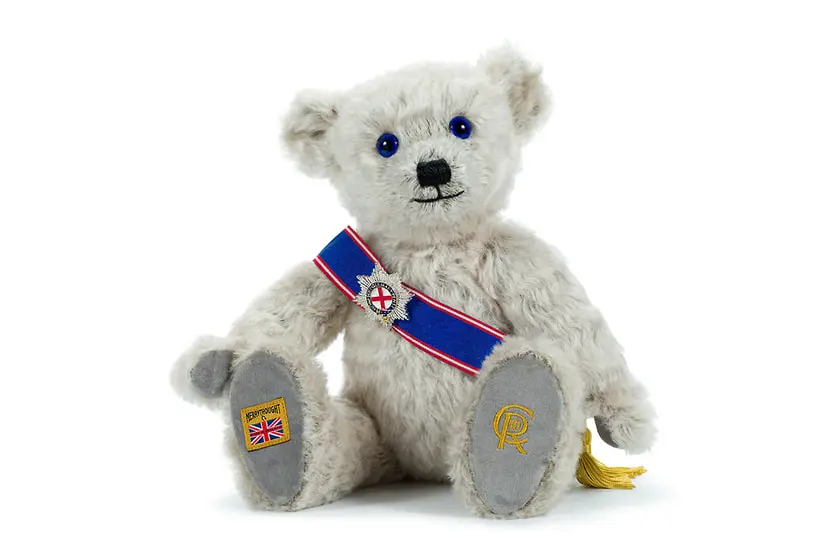 Плюшевый медведь в честь Карла III