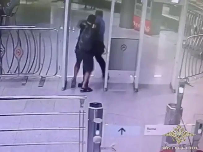 В Москве вечером 5 августа на станции метро «ЦСКА» вооруженный ножом пассажир напал на охранника | Источник: Ирина Волк / T.me