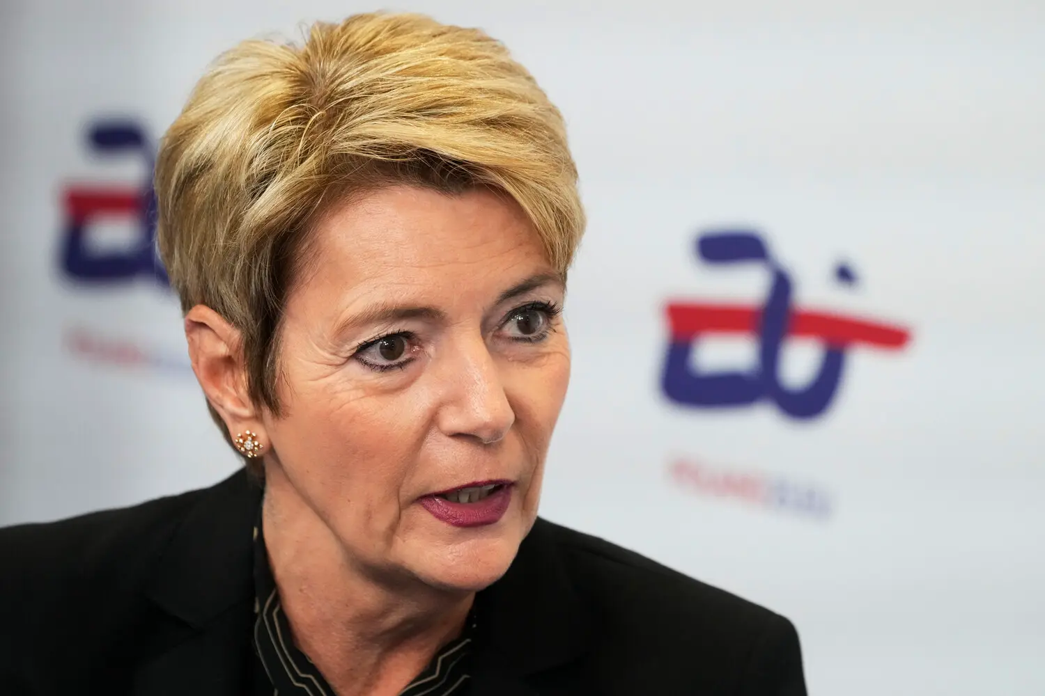 Карин Келлер-Зуттер и Дональд Трамп обсуждают отношения Швейцарии и США-0