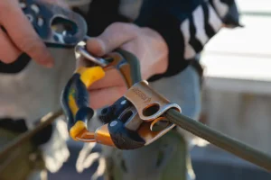 Лука Синигалья и Гюнтер Зигмунд спасают Наталью Наговицину на Пике Победы luka sinigalya i gyunter zigmund spasayut natalyu nagoviczinu na pike pobedy-lessontime-ru-0