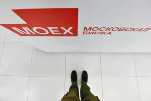 Путин и Трамп на Аляске вызывают напряжение на Московской бирже putin i tramp na alyaske vyzyvayut napryazhenie na moskovskoj birzhe-lessontime-ru-0