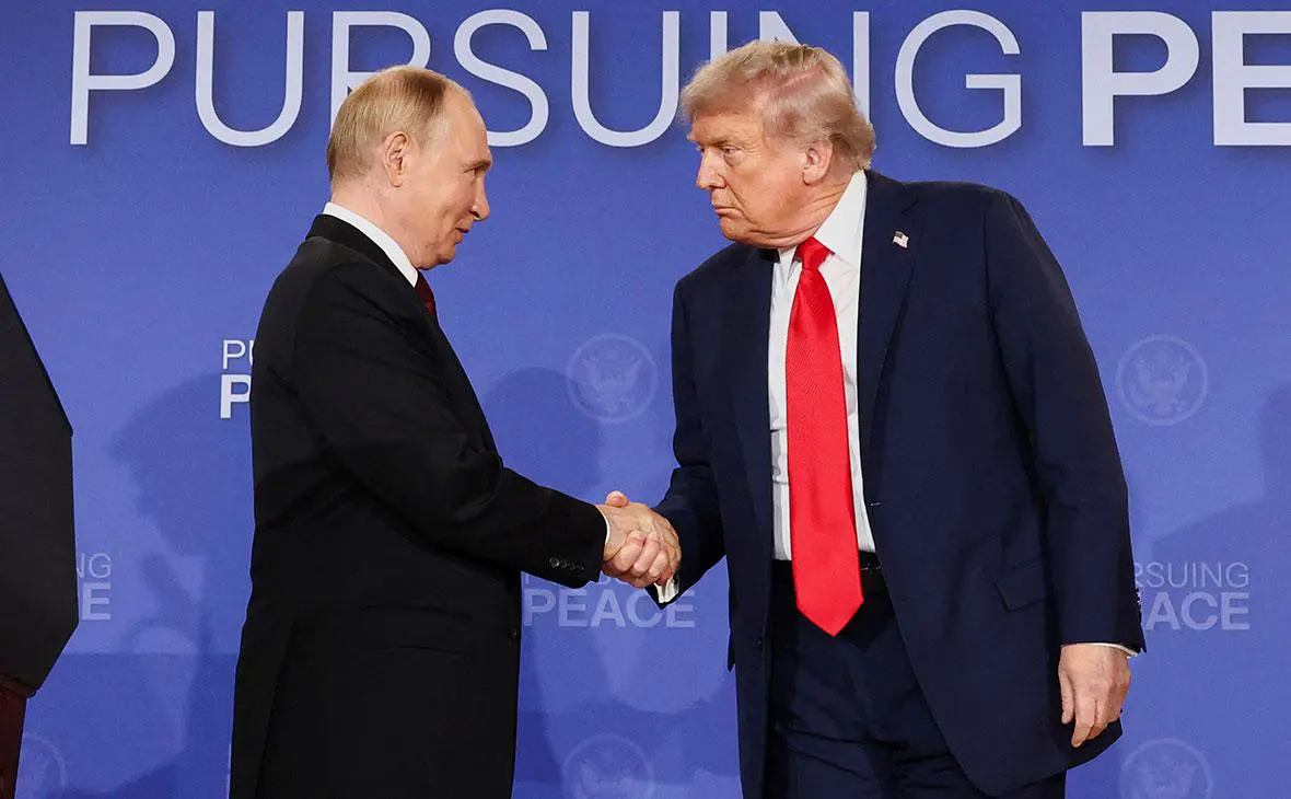 Дональд Трамп и Владимир Путин проводят пресс-конференцию по итогам своей встречи на военной базе Элмендорф-Ричардсон в Анкоридже, Аляска, США, 16 августа 2025 года (Kevin Lamarque / Reuters)