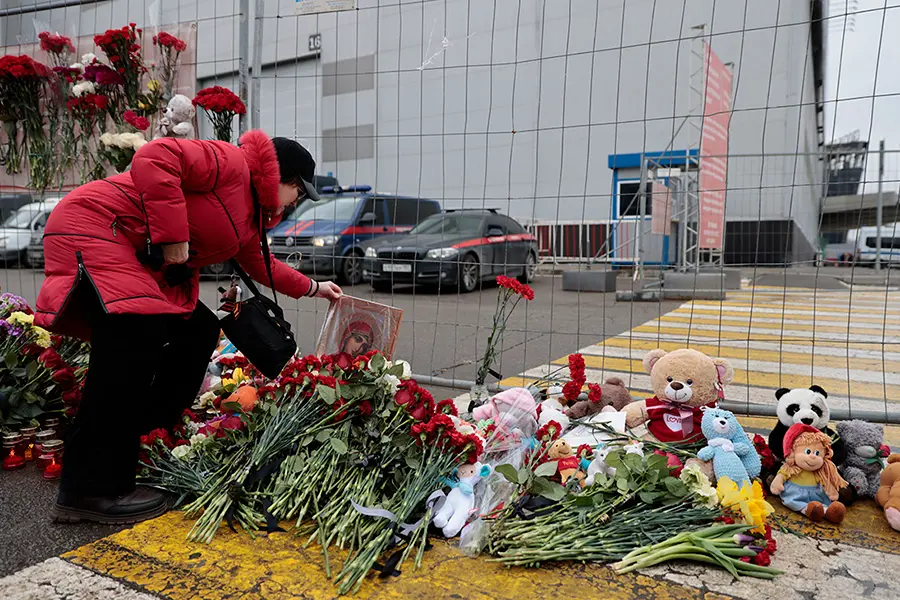 Люди у стихийного мемориала в память о погибших при теракте у здания концертного зала Крокус сити холл , Красногорск, Московская область, 23 марта 2024 года (Михаил Гребенщиков / РБК)