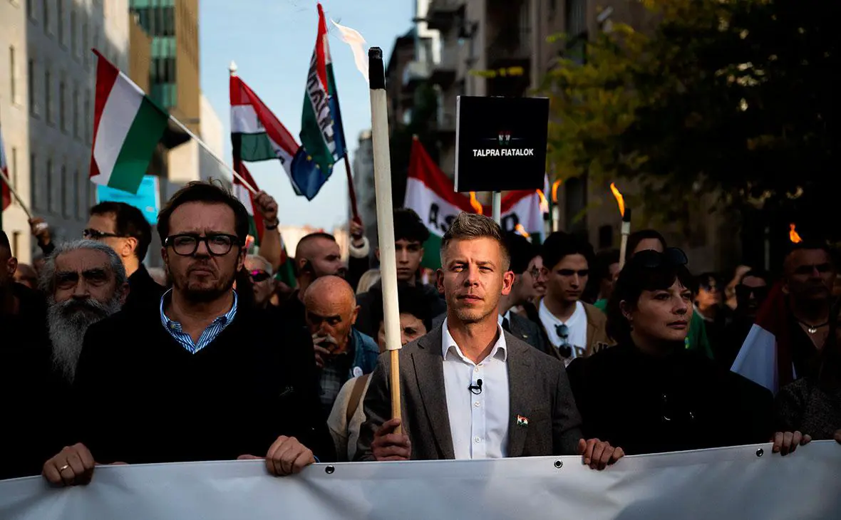 Петер Мадьяр (в центре) (Marton Monus / dpa / Global Look Press)