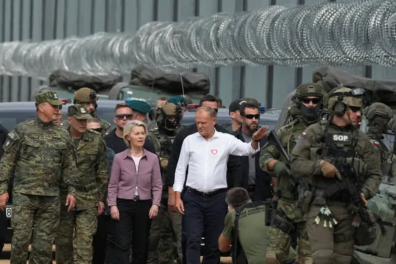 Одной из главных тем, которую глава Еврокомиссии Урсула фон дер Ляйен затрагивала в беседах с лидерами посещаемых ею стран, было противодействие «морским и гибридным угрозам со стороны России» (на фото справа — премьер-министр Польши Дональд Туск)