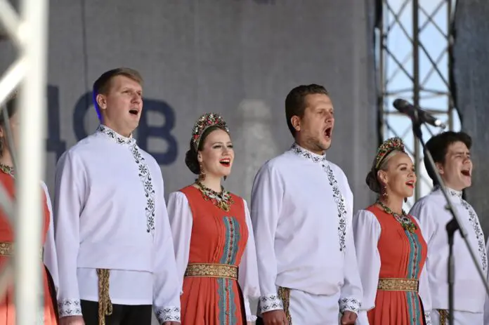 В Екатеринбурге прошел Яркий день народов Среднего Урала в парке Маяковского-0